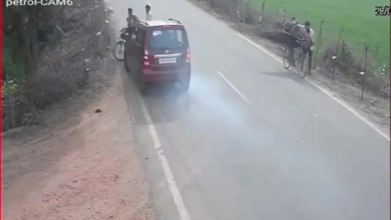 आगरा: सड़क पार कर रहे बाइक सवार युवकों को कार ने मारी टक्कर, हवा में उछलकर दूर जा गिरे दोनों, देखें VIDEO