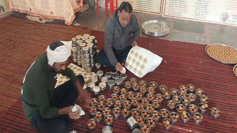 अयोध्या: प्रभु श्री रामलला को लगेगा शुद्ध देसी घी से बने लड्डुओं का भोग, चांदी के बर्तन में परोसी जाएगी मिठाई