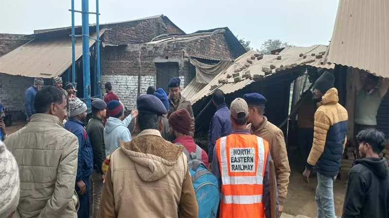 बहराइच: रेलवे की जमीन से पुलिस ने हटवाया अतिक्रमण, दुकानों और मकान पर चला हथौड़ा, हड़कंप