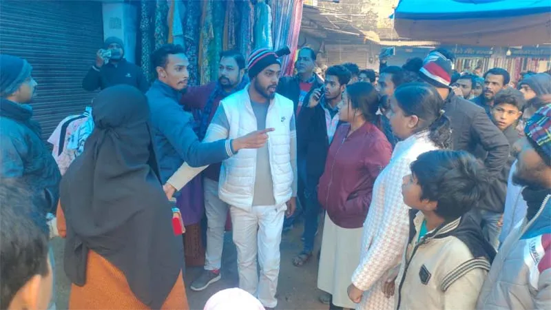 बहराइच: चेतावनी के बाद भी पटरी पर लगाई दुकान, दो पर केस, हड़कंप