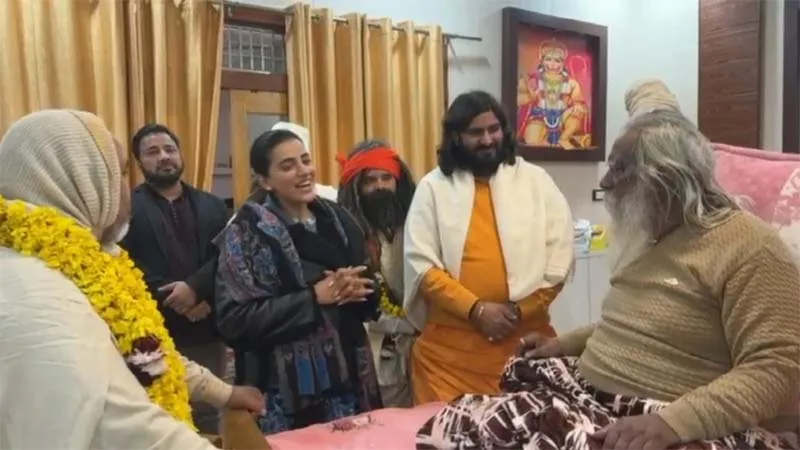 भोजपुरी अभिनेत्री अक्षरा सिंह ने ट्रस्ट अध्यक्ष से की मुलाकात, लिया आशीर्वाद, जगद्गुरु रामभद्राचार्य के लिए गाया सोहर गीत
