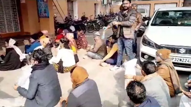 69000 शिक्षक भर्ती मामला: नियुक्ति की मांग को लेकर अभ्यर्थियों ने एससीईआरटी का किया घेराव, देखें video 