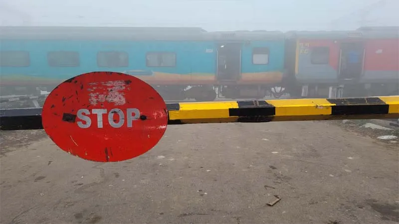 बहराइच: पावर कट हुई तो ट्रैक पर ही खड़ी हो गई ट्रेन, घंटों लगा रहा सड़क पर जाम, राहगीर रहे परेशान