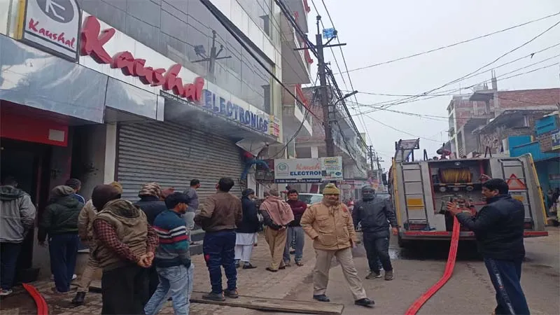 सुलतानपुर: शार्ट सर्किट से बैट्री के गोदाम में लगी आग, लाखों के नुकसान की आशंका