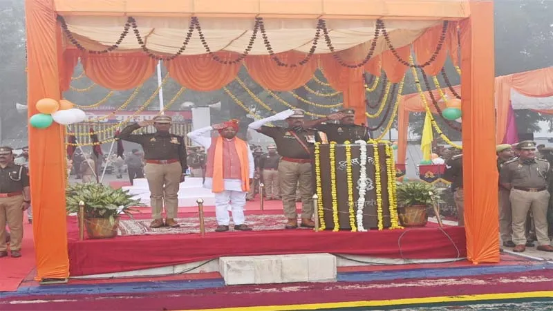 बाराबंकी: जिले में 75वें गणतंत्र दिवस की रही धूम, पुलिस लाइन में हुई भव्य परेड, जगह-जगह हुआ ध्वजारोहण, देखें video 