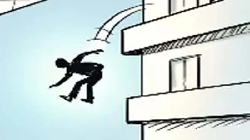 हरदोई: बुरी नियत से मकान में बंद की गई छात्रा ने दूसरी मंजिल से लगाई छलांग!, गंभीर रूप से हुई घायल