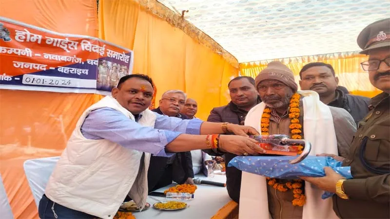 बहराइच: होमगार्डों ने भरी हुंकार, कहा- समान कार्य का समान वेतन दिलाए सरकार, मंच पर हुई यह 'अनोखी' मांग!