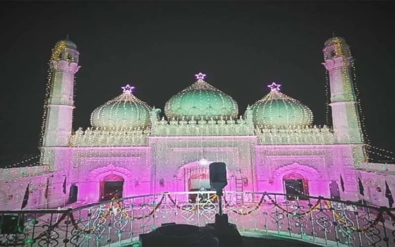 अयोध्या: रौशन हुईं मस्जिदें, मना जश्न-ए-मौलूदे काबा, घरों में हुई नज़्र
