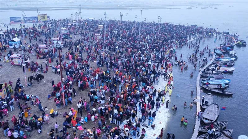 प्रयागराज: मकर संक्रांति पर श्रद्धालुओं में दिखा गजब का उत्साह, संगम में लाखों भक्तों ने लगाई आस्था की डुबकी, किया दान पुण्य