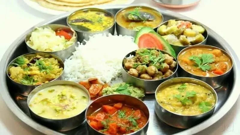 प्रयागराज: माघ मेले में आए श्रद्धालुओं का स्वागत है...! आइये खाइये 10 रुपए में थाली, पांच रुपए में नाश्ता! 