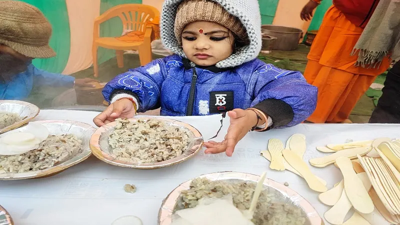 मुरादाबाद: धूमधाम से मनाया गया मकर संक्रांति पर्व, वितरित की खिचड़ी
