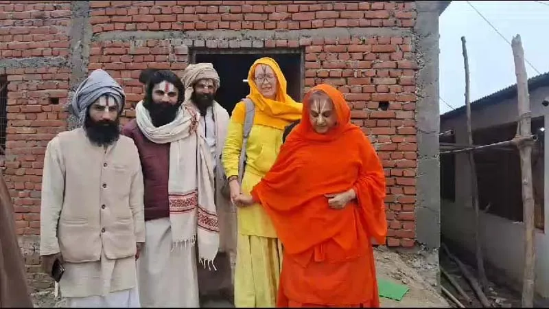 अयोध्या: सात समुन्दर पार से रामनगरी पहुंचीं विदेशी महिलाएं जप रही थीं रामनाम, प्राण प्रतिष्ठा में होगीं शामिल 