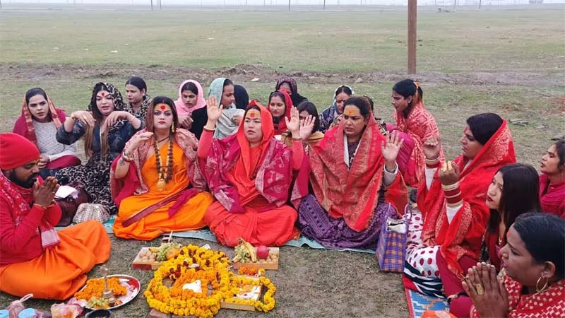 प्रयागराज: माघ मेले में किन्नर अखाड़े ने शिविर में किया भूमि पूजन