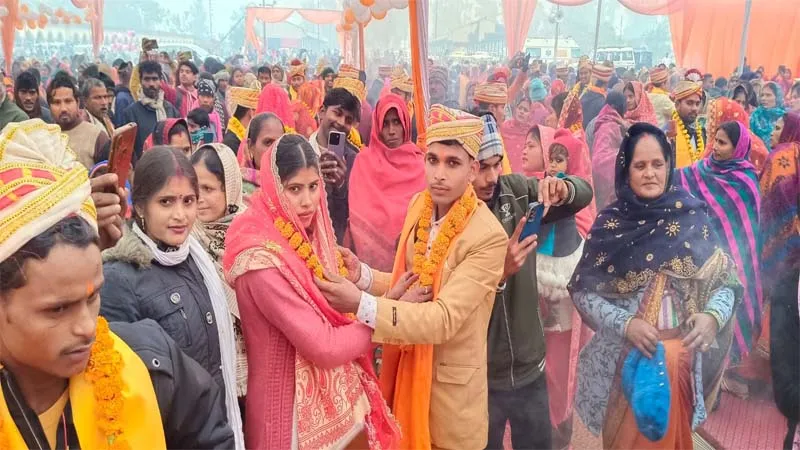 बहराइच: मुख्यमंत्री सामूहिक विवाह में एक दूजे के हुए 347 जोड़े, खाईं साथ जीने मरने की कसमें