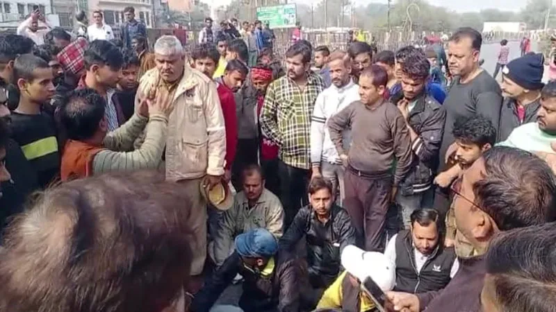 प्रयागराज: सड़क चौड़ीकरण के विरोध में नए पुल मार्ग पर लोगों ने किया चक्काजाम