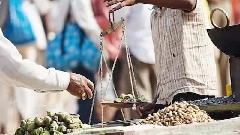 गांव-गांव फेरी लगाकर सामान बेच रहे अजनबी युवक, अकड़म-बकड़म बोली से लोगों में खौफ, जिंदा भून कर खा रहे पक्षी