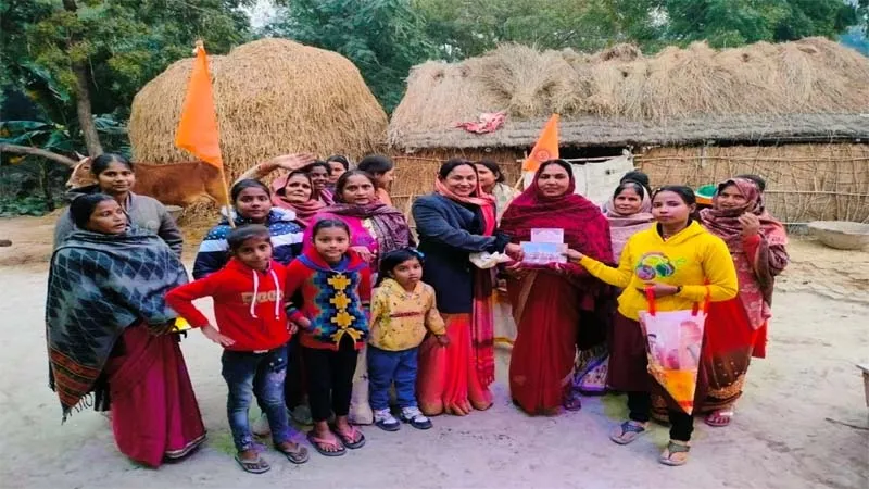 बहराइच: समर्पण लेने आए थे, निमंत्रण देने आये हैं, राम आ रहे हैं की धुन पर मातृशक्तियां ने बांटा पूजित अक्षत