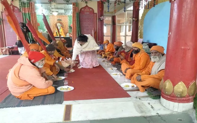 हरदोई: धूमधाम से मनाया गया मकर संक्रांति का त्यौहार, संतो को बांटे गए कंबल, खिलाई गई खिचड़ी