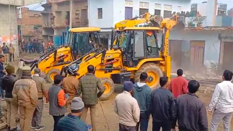 कौशांबी: रेलवे के उपरगामी पुल निर्माण में बाधा बने कई मकानों को सेतु निगम ने ढहाया, हड़कंप