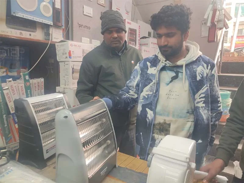 अयोध्या: ठंड बढ़ते ही इलेक्ट्रॉनिक बाजार में आई गर्माहट, रूम हीटर और ब्लोवर की मांग में हुआ जबरदस्त इजाफा!