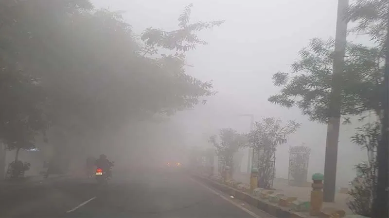 लखनऊ में ठंड का सितम जारी, कोहरे के कारण दृश्यता हुई काफी कम, रेंगते दिखाई दिए वाहन, गलन ऐसी कि सड़कों पर दिखा सन्नाटा!