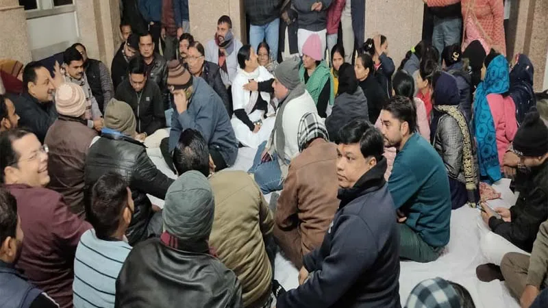 गोंडा: मेडिकल कालेज के डाक्टर हड़ताल पर, स्वास्थ्य सेवाएं ठप, वेतन न मिलने पर फूटा डाक्टरों-कर्मचारियों का गुस्सा