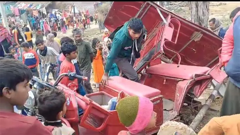 बहराइच: ई-रिक्शा और कार में आमने सामने हुई भीषण भिड़ंत, हादसे में पांच लोग हुए गंभीर रूप से घायल, कोहराम