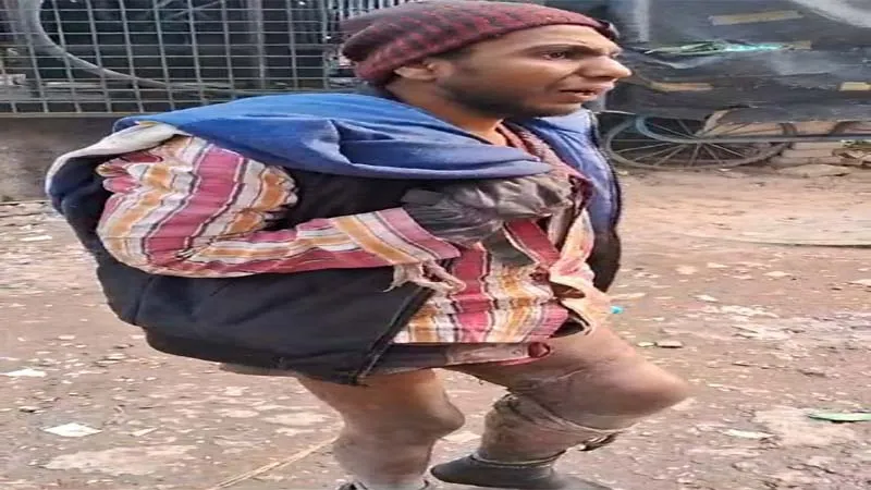 video: लखनऊ में मानवता हुई शर्मसार!, सिविल अस्पताल के पास सुरक्षाकर्मी ने डंडा लेकर गरीब मजदूर को दौड़ाया!, हड़कंप