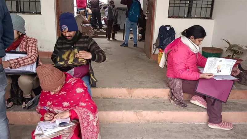 गोंडा: स्कूल आवंटन के लिए इंतजार करते रहे चयनित शिक्षक, नहीं जारी हो सकी सूची