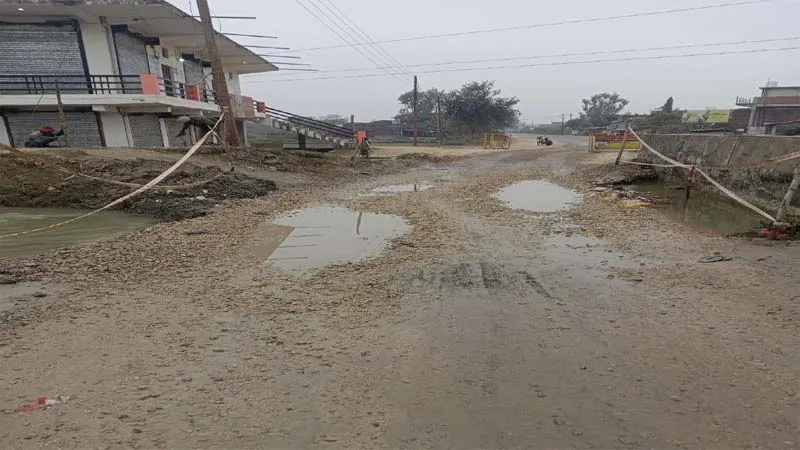 सुलतानपुर: NHAI की लापरवाही चालकों पर पड़ सकती भारी, कहीं राजमार्ग टूटा तो कहीं वैकल्पिक मार्ग धंसा