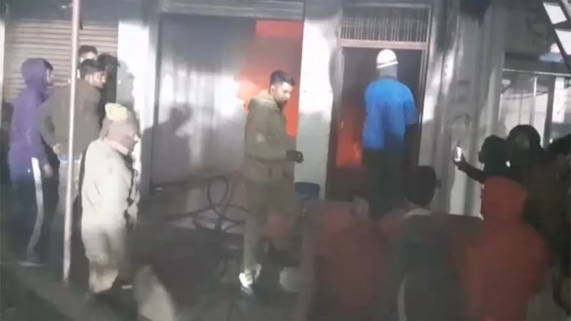 हरदोई: टेंट गोदाम में लगी भीषण आग, लाखों का सामान जलकर खाक