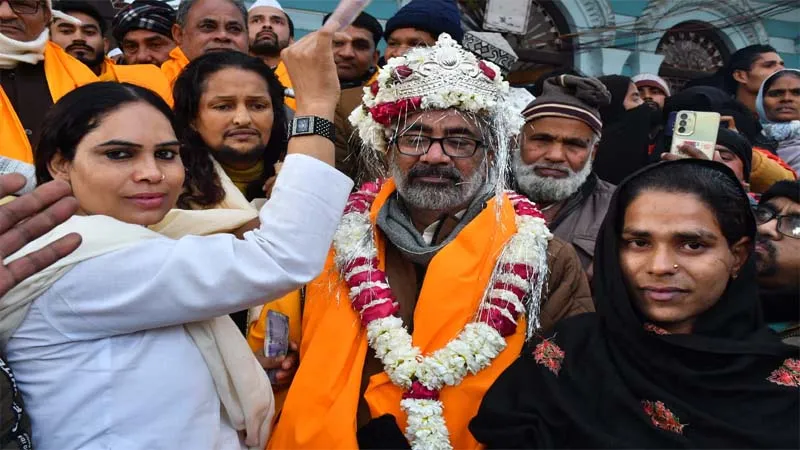बहराइच: वारसी फुकरा ने अध्यक्ष को पहनाया चांदी का मुकुट, कहा- अच्छी व्यवस्था के लिए आपका शुक्रिया