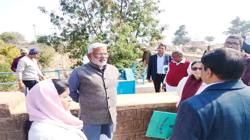 मिर्जापुर: बांध से पानी का लीकेज देख सिंचाई एवं जल शक्ति मंत्री का बिगड़ा मिजाज, मुख्य अभियंता को लगाई फटकार  
