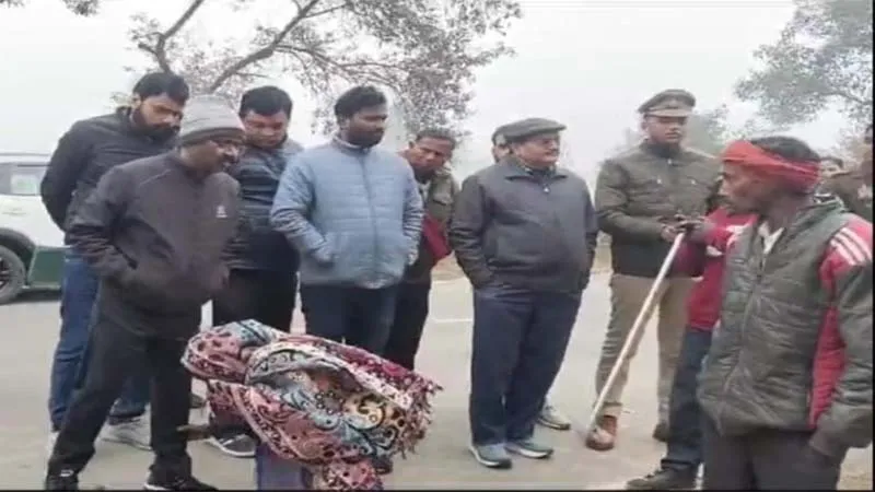 कौशांबी: तहसीलदार का पैर पकडकर गिड़गिड़ाती रही महिला, नहीं पसीजा दिल, मकान पर चलवा दिया बुलडोजर