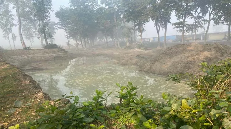 गोंडा: टेढ़ी नदी पर बने बंधे और श्मशान की मिट्टी खोद ले गए खनन माफिया, ग्राम प्रधान ने की शिकायत, जताई यह आशंका