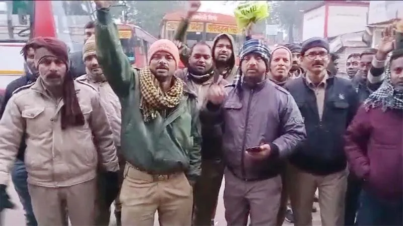 रायबरेली: हिट एंड रन कानून को लेकर भड़के रोडवेज बस चालकों ने किया चक्का जाम, लगाये नारे 