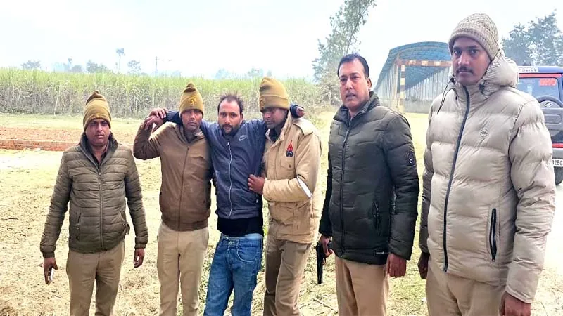 सीतापुर: पुलिस मुठभेड़ में 25 हजार का इनामी गैंगस्टर गिरफ्तार, बदमाश पर गोकशी, लूट समेत कई केस हैं दर्ज!