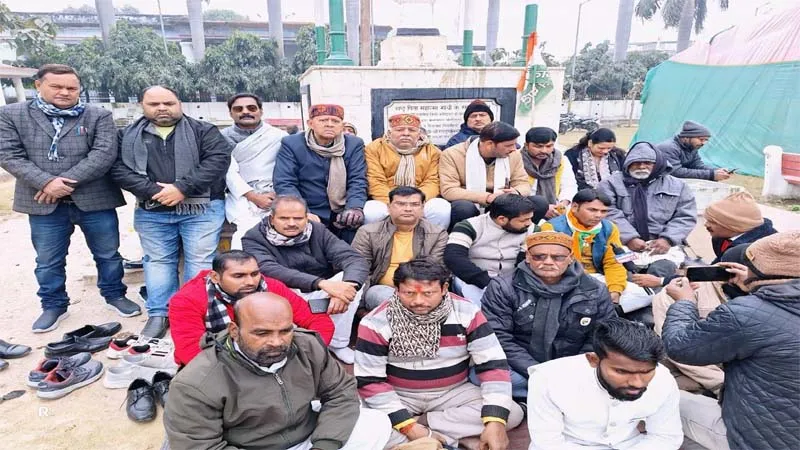 अयोध्या: ध्वज के अपमान को लेकर कांग्रेस ने गांधी प्रतिमा के समक्ष किया अनशन, संघ-बीजेपी पर लगाए आरोप