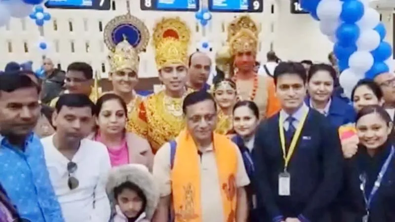 अहमदाबाद से अयोध्या के लिए विमानन सेवा शुरू, सीएम योगी ने किया वर्चुअल उद्घाटन, राम, सीता की पोशाक में दिखे यात्री
