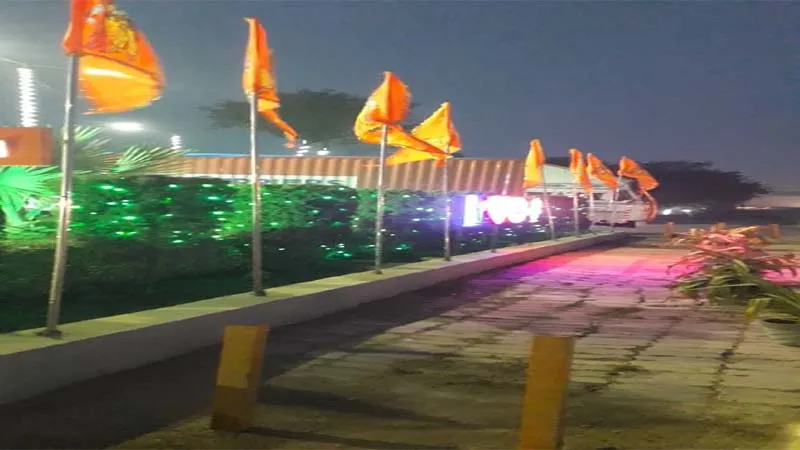 राम के रंग रंगा रामपथ, मेहमानों के स्वागत को बाहें फैलाए खड़ा पूर्वांचल का द्वार!, होटल, पेट्रोल पंप, ढाबे सब हुए भगवामय!