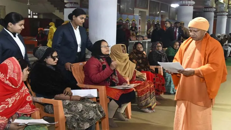 गोरखपुर: सीएम योगी ने जनता को कराई 'मैं हूं ना' वाली फीलिंग, बोले- चिंता न करें- पेंशन, मकान, राशनकार्ड सब दिलवाऊंगा