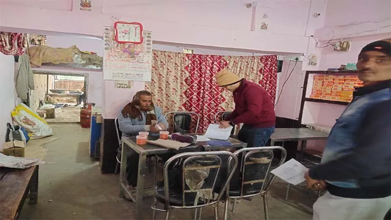 रायबरेली: सेहत से ऐसा खिलवाड़!, जलेबी में मक्खी और मच्छर, छोला बदबूदार