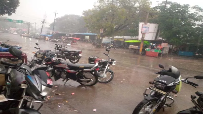 बाराबंकी में शीतलहर के बीच हुई बारिश से बढ़ी ठंड, गलन बढ़ने से कांपते दिखे गरीब! प्रशासन के इंतजाम हुए नाकाफी