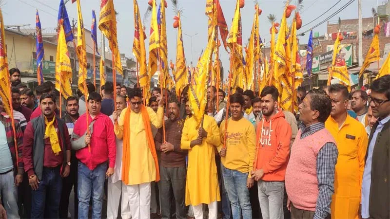 बहराइच: डीजे की धुन पर थिरके श्याम भक्त, निकाली भव्य निशान यात्रा