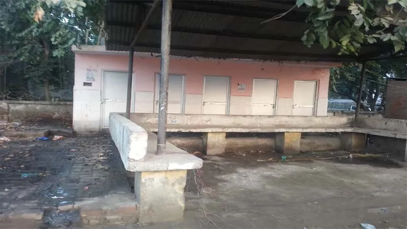 अयोध्या: आबकारी कार्यालय के पास बने शौचालय का आज तक नहीं खुला ताला, लोगों ने मजबूरी में कर डाला यह काम! 