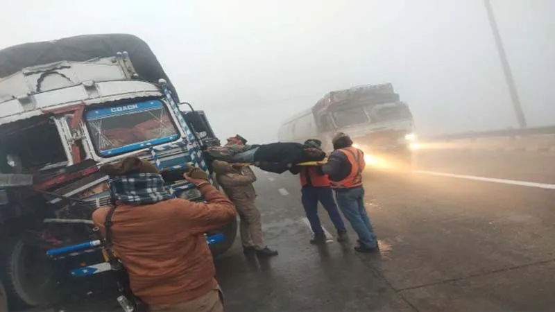 गौतमबुद्धनगर: घने कोहरे के चलते हुआ भीषण सड़क हादसा, एक के बाद एक टकराईं पांच ट्रकें, एक की मौत, कई घायल 