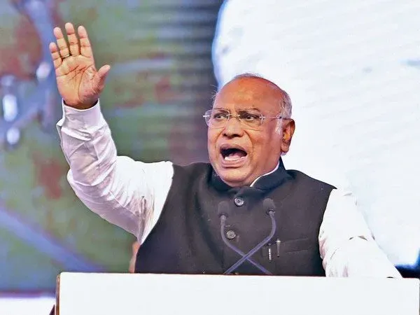 कच्चे तेल के दाम लुढ़क रहे हैं, पर मोदी सरकार की लूटखोरी पर कोई लगाम नहीं: मल्लिकार्जुन खरगे 
