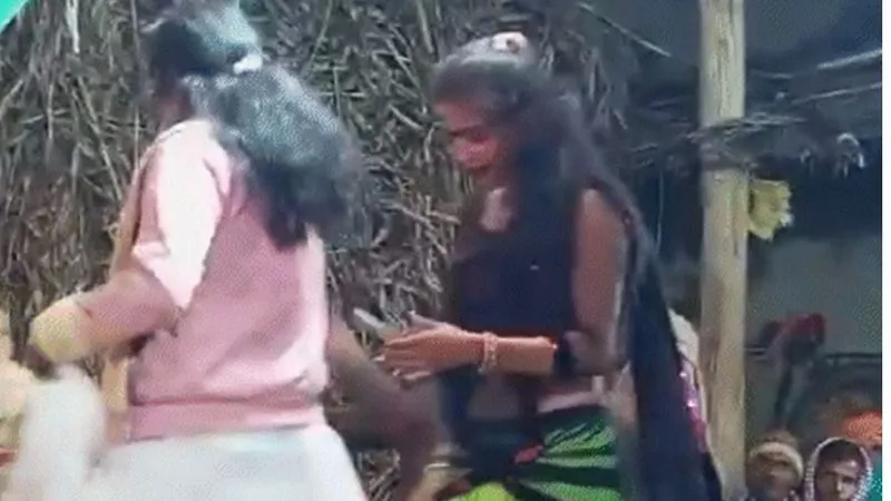 Fatehpur News: तमंचा लेकर बार-बालाओं ने जमकर किया डांस... अश्लील गानों पर लगाए ठुमके, Social Media में वीडियो वायरल