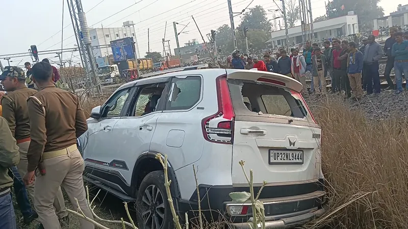 Video: गोंडा में स्कॉर्पियो चालक की दबंगई: पहले बाइक सवार को पीटा फिर लोगों को कुचलने की कोशिश