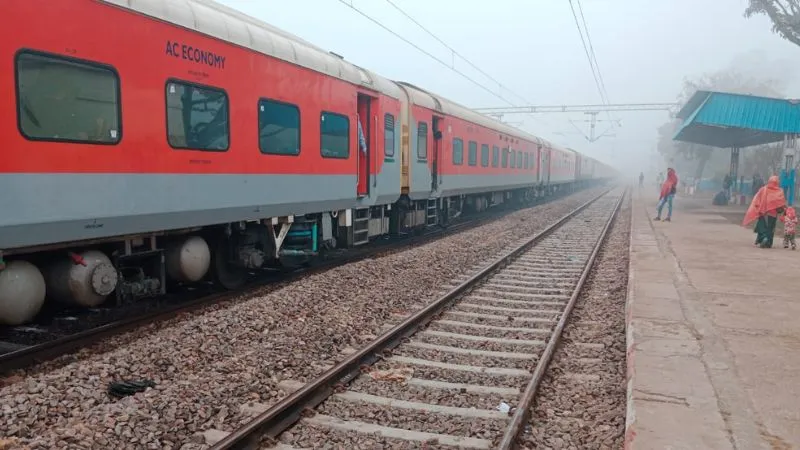 Auraiya Weather Today: घने कोहरे के कारण रेल और सड़क यातायात प्रभावित... घंटो की देरी से कंचौसी रेलवे स्टेशन पहुंची ट्रेनें